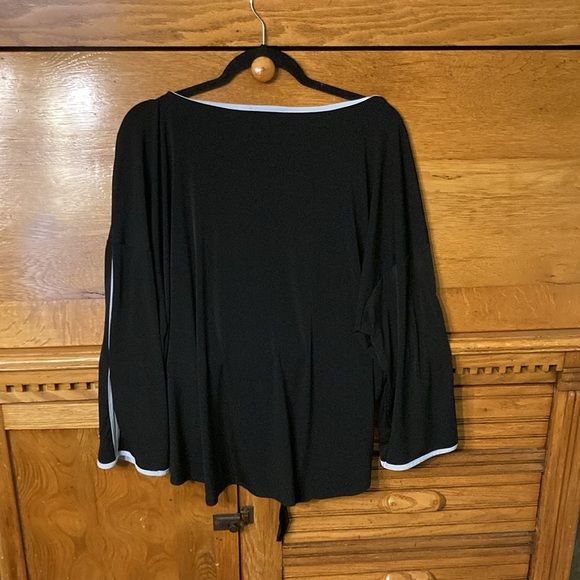 Anthony Richards Black with White Trim Top - Picture 2 of 9